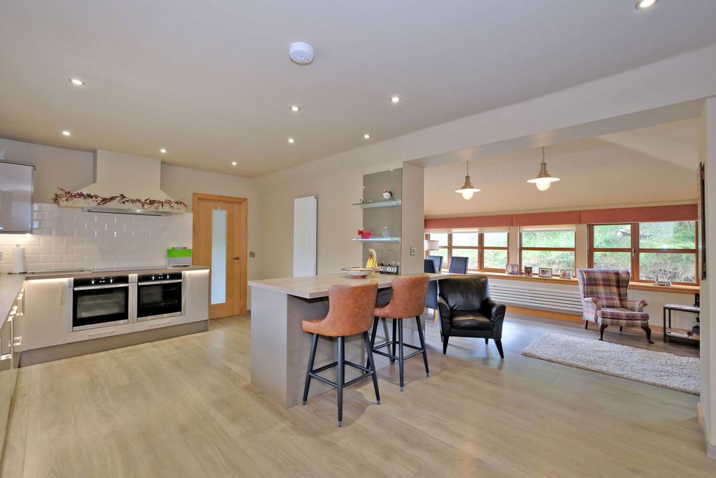 Property photo 3 of 34