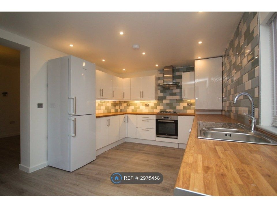 Property photo 1 of 10 Kitchen