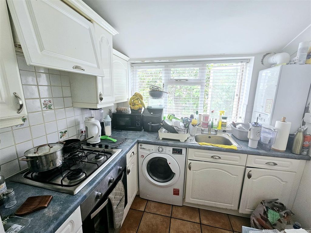 Property photo 3 of 8 Kitchen