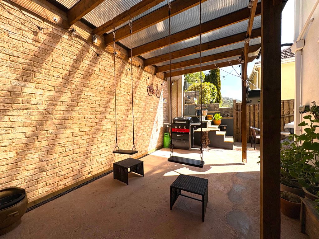Property photo 2 of 25