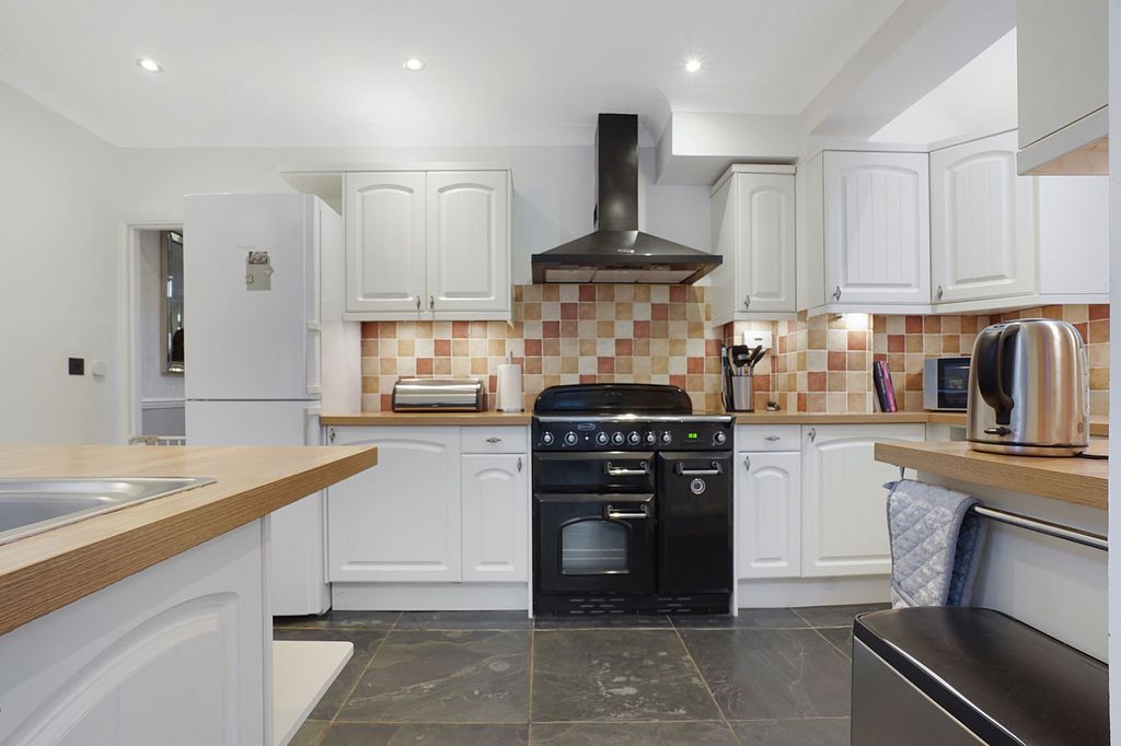 Property photo 2 of 31