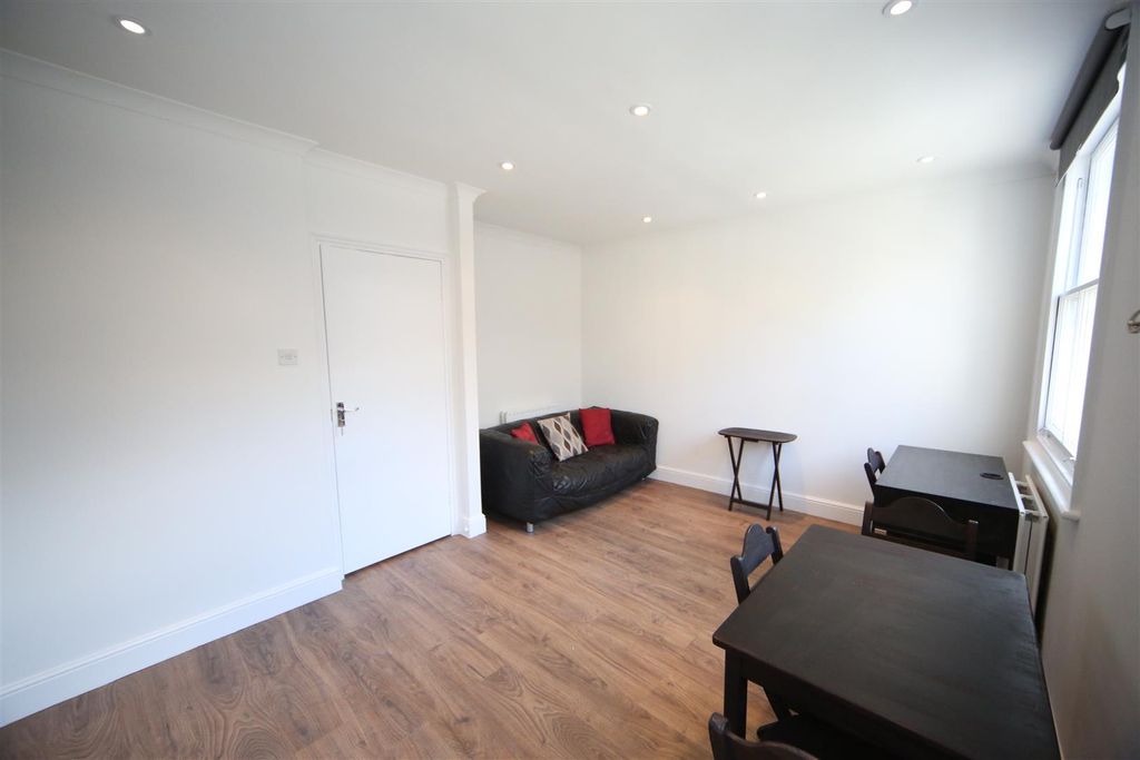 Property photo 3 of 7 Lisson Grove 22A Fl 2 Rec.Jpg