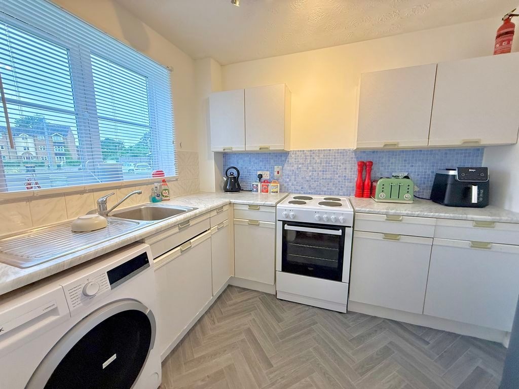 Property photo 2 of 9 Kitchen