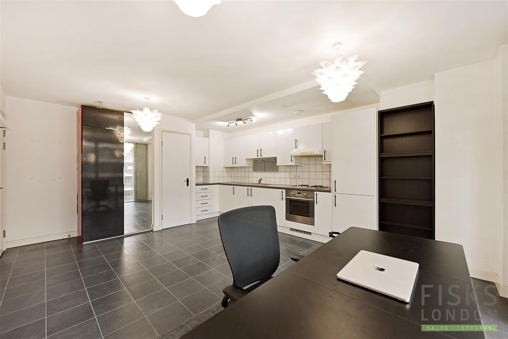 Property photo 2 of 11 307, 26 Marsh Wall (11).Jpg