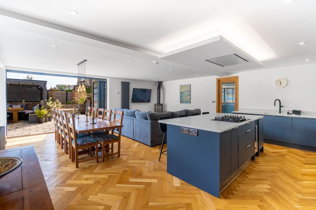 Property photo 3 of 47