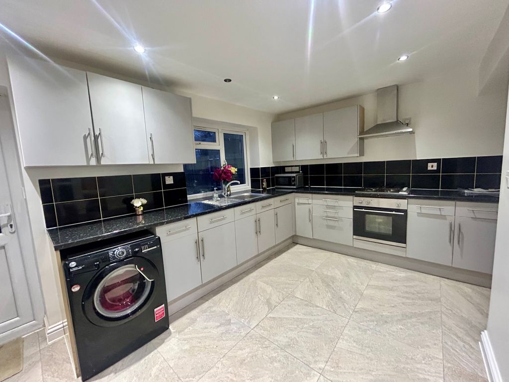 Property photo 3 of 7 Kitchen