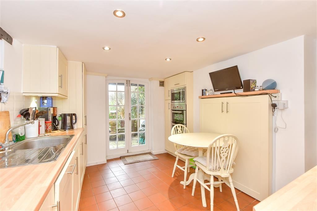 Property photo 3 of 11 Kitchen