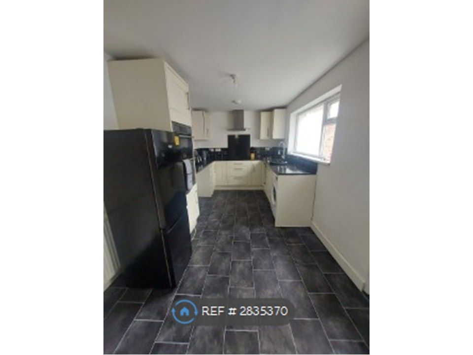 Property photo 1 of 9 Kitchen 2