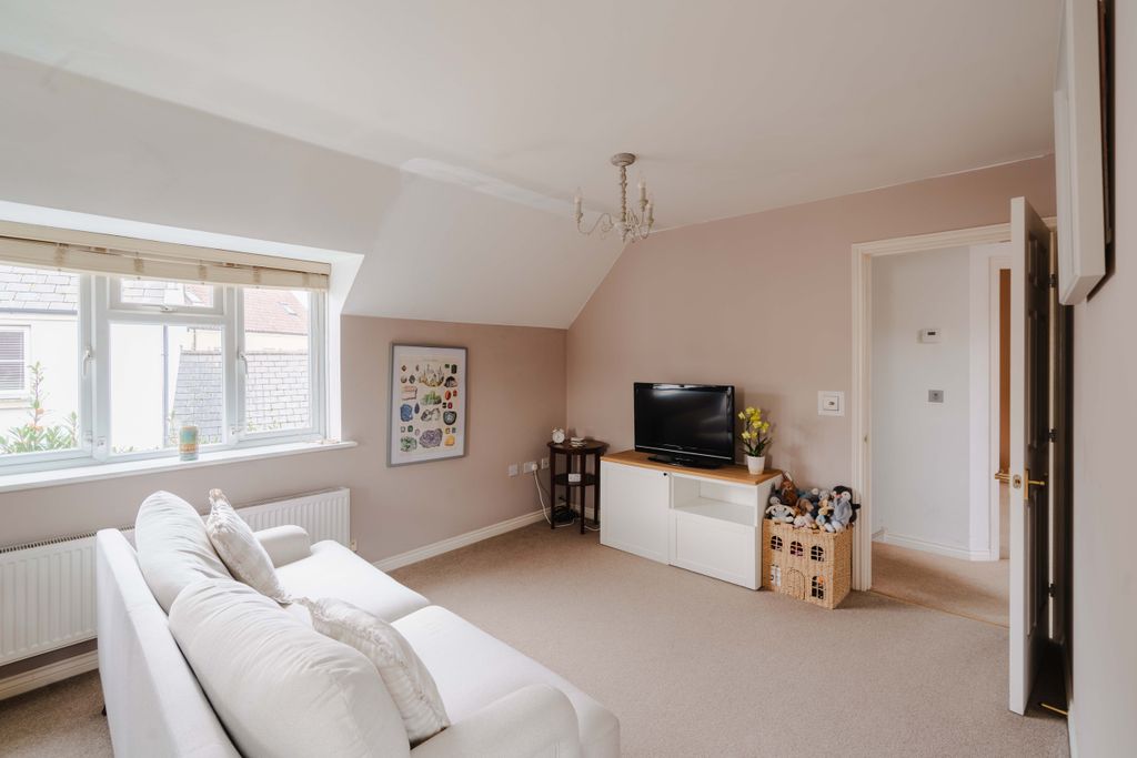 Property photo 3 of 12 4