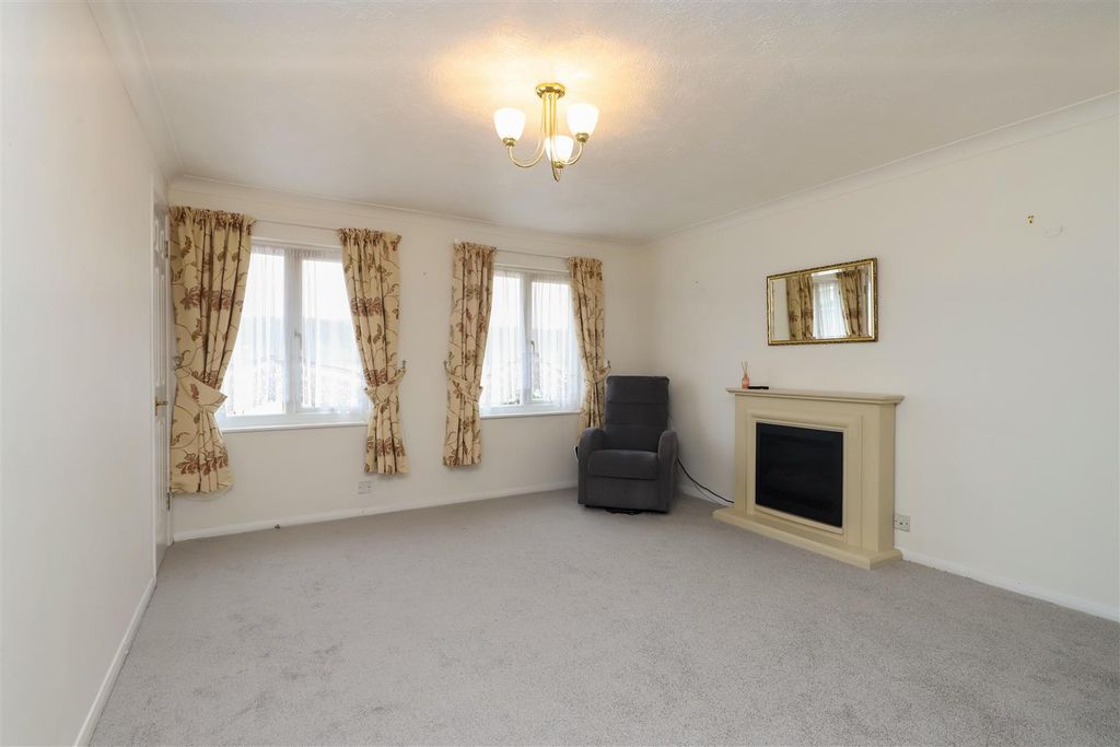 Property photo 2 of 9 Living/Dining Room