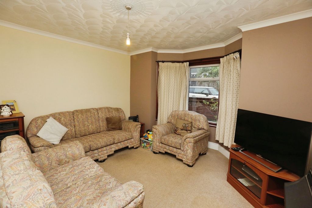 Property photo 3 of 20 Living Room