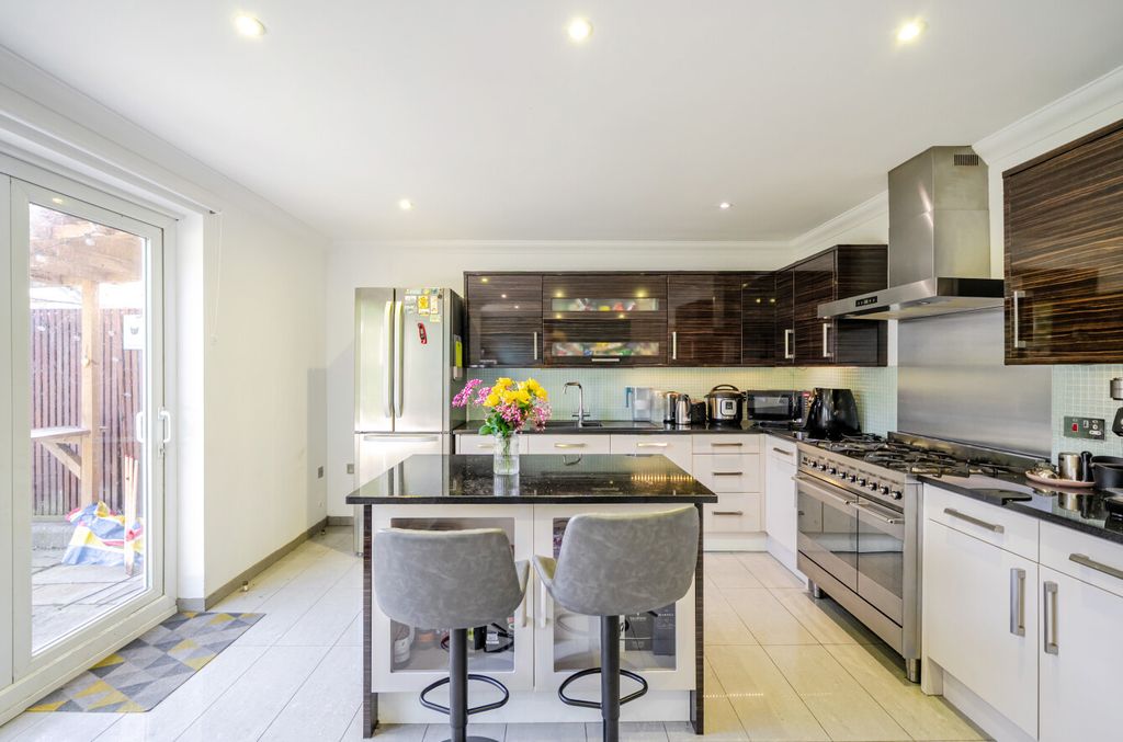 Property photo 3 of 19 1358135-4-68d50Fd...