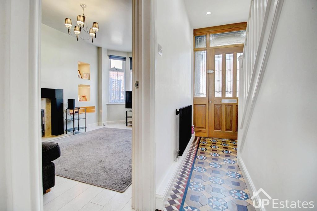 Property photo 2 of 27