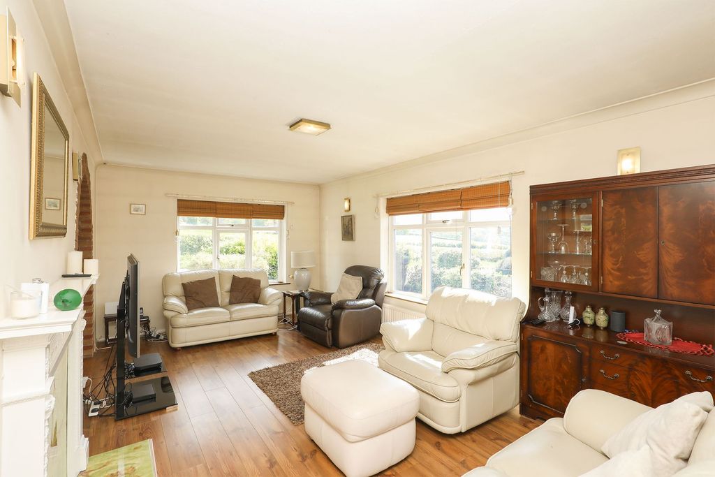Property photo 2 of 33