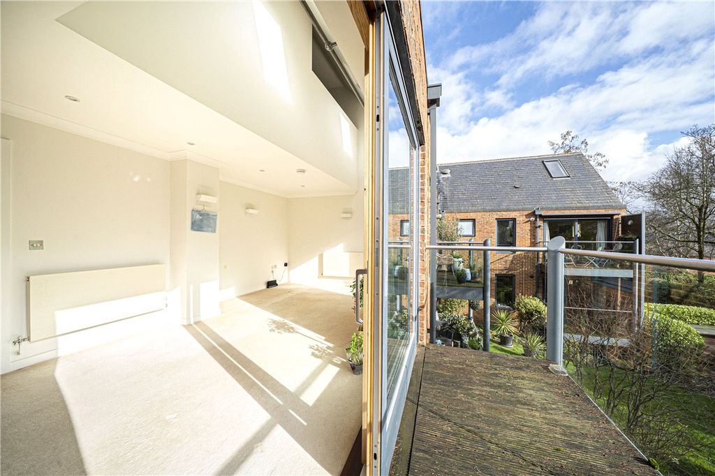 Property photo 2 of 11 Balcony