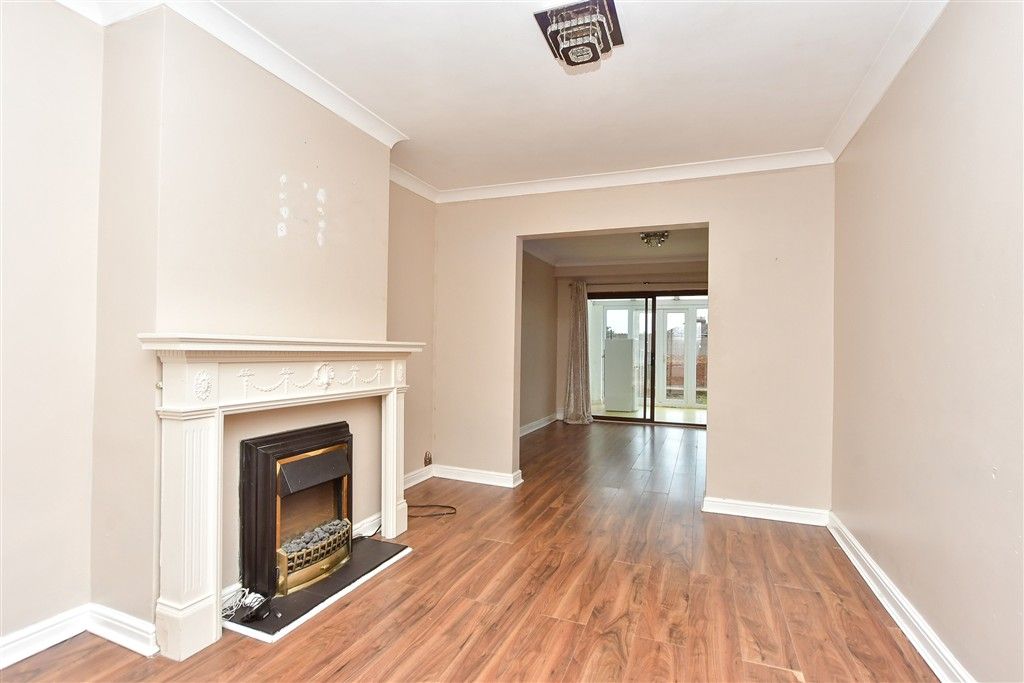 Property photo 3 of 8 Lounge