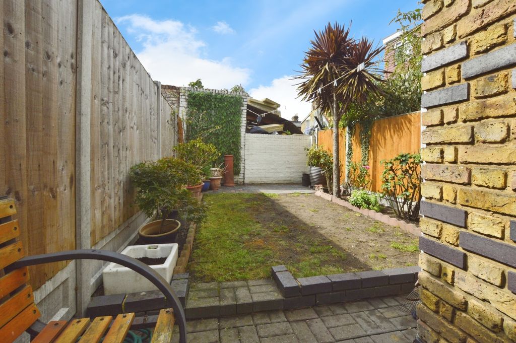 Property photo 2 of 5 Pbox-Garden-335135.Jpg