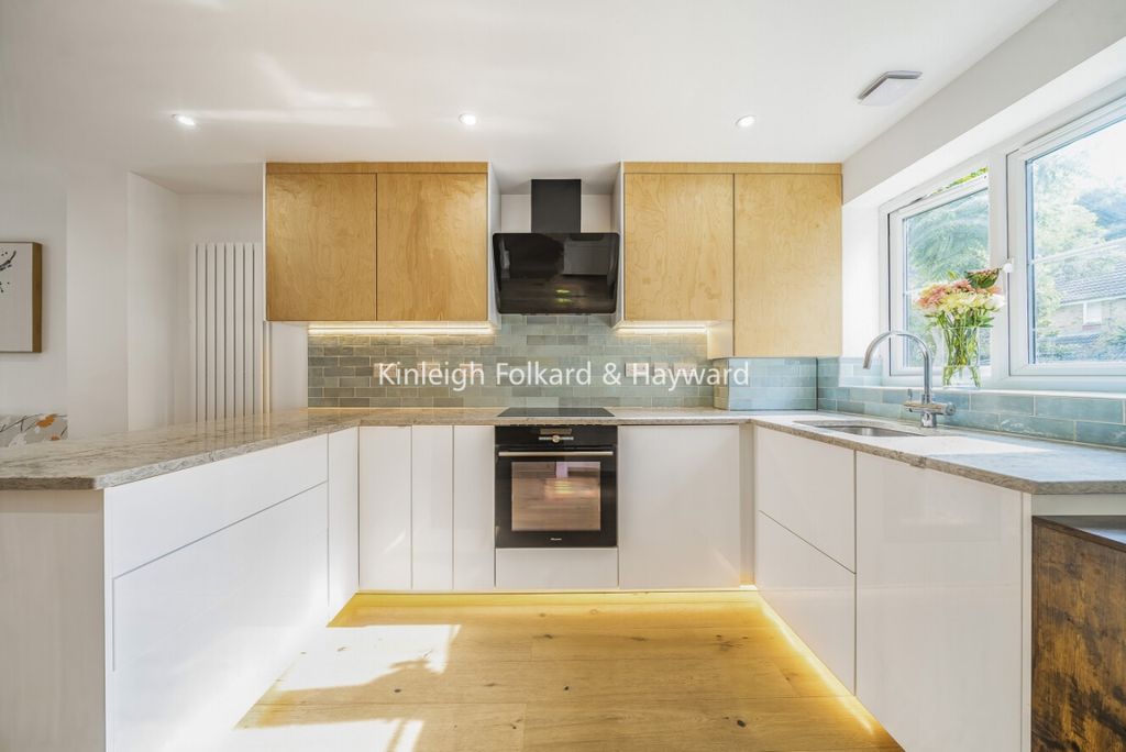 Property photo 2 of 18 Eed7c859-19c4-4056-B