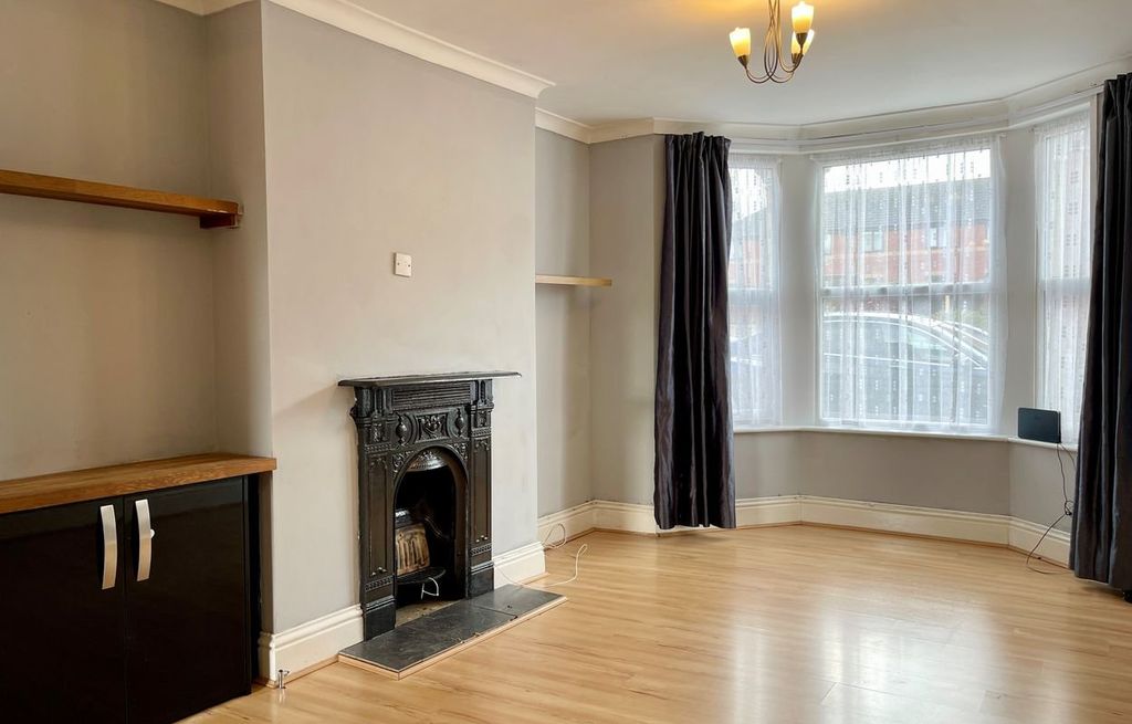 Property photo 2 of 8 Picture 2