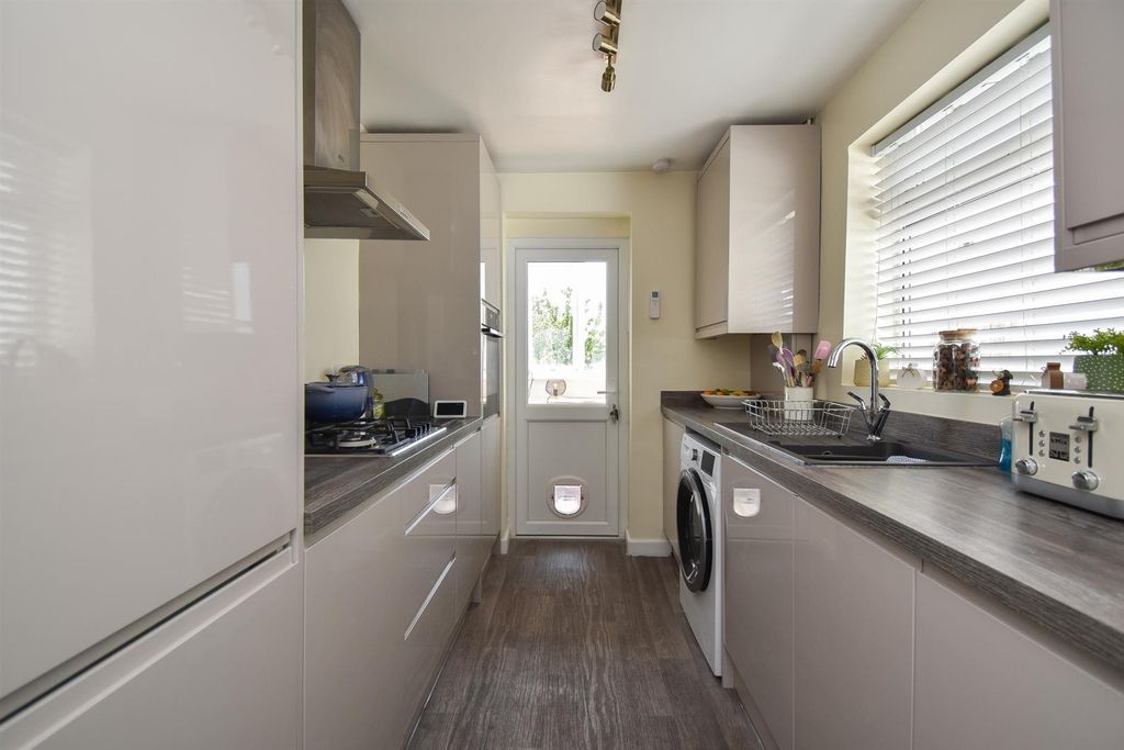 Property photo 3 of 19 Kitchen