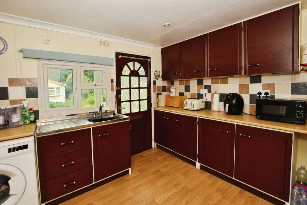 Property photo 3 of 17 Kitchen