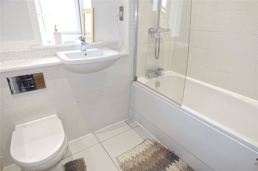 Property photo 3 of 10 Bathroom