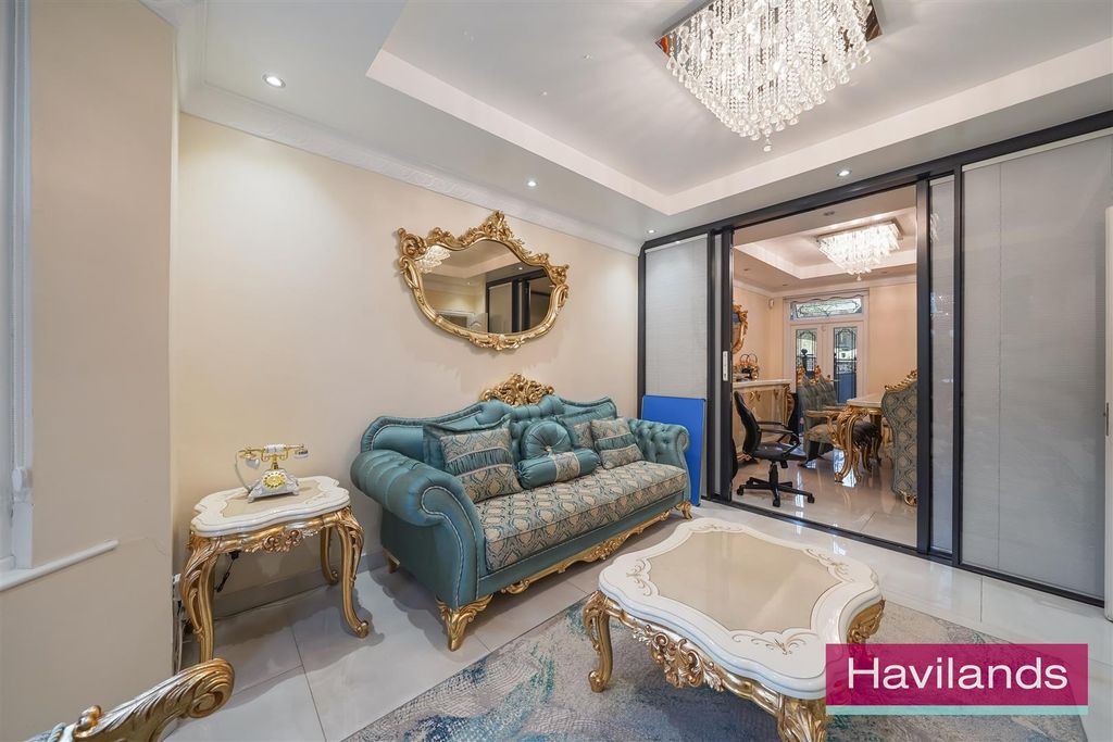 Property photo 3 of 21 Falkland Road-4.Jpg