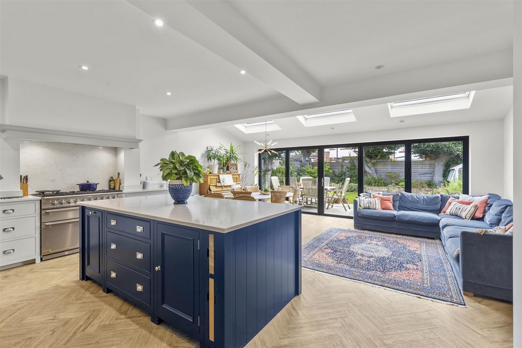 Property photo 2 of 29 Luxurious Living &amp; Dining Kitchen