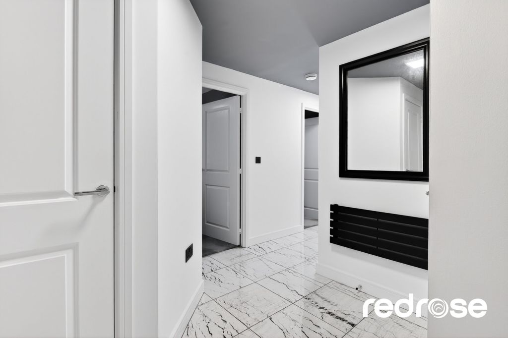 Property photo 3 of 16 83 Cornwall Ave-09