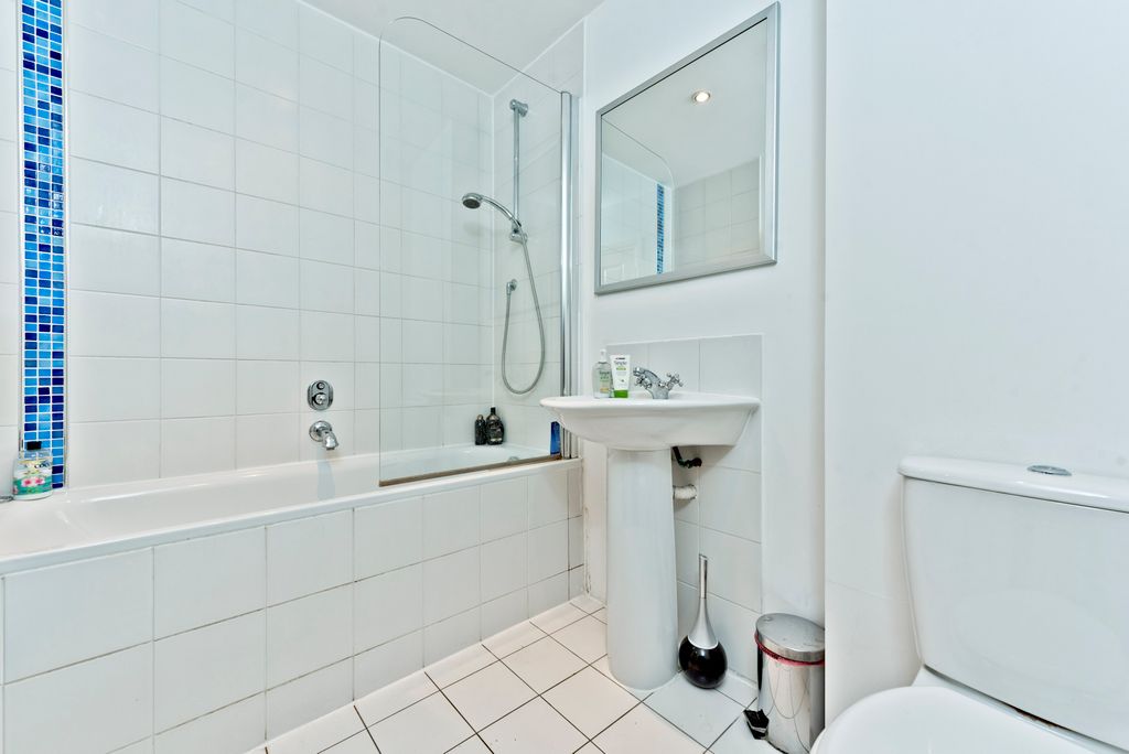 Property photo 3 of 11 2,29Ubr Bathroom.Jpg