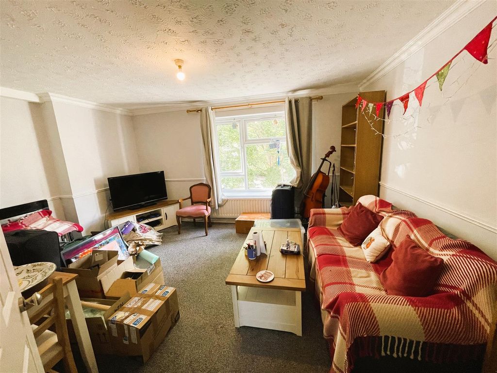 Property photo 3 of 10 29 Fernside Close Lounge.Jpeg