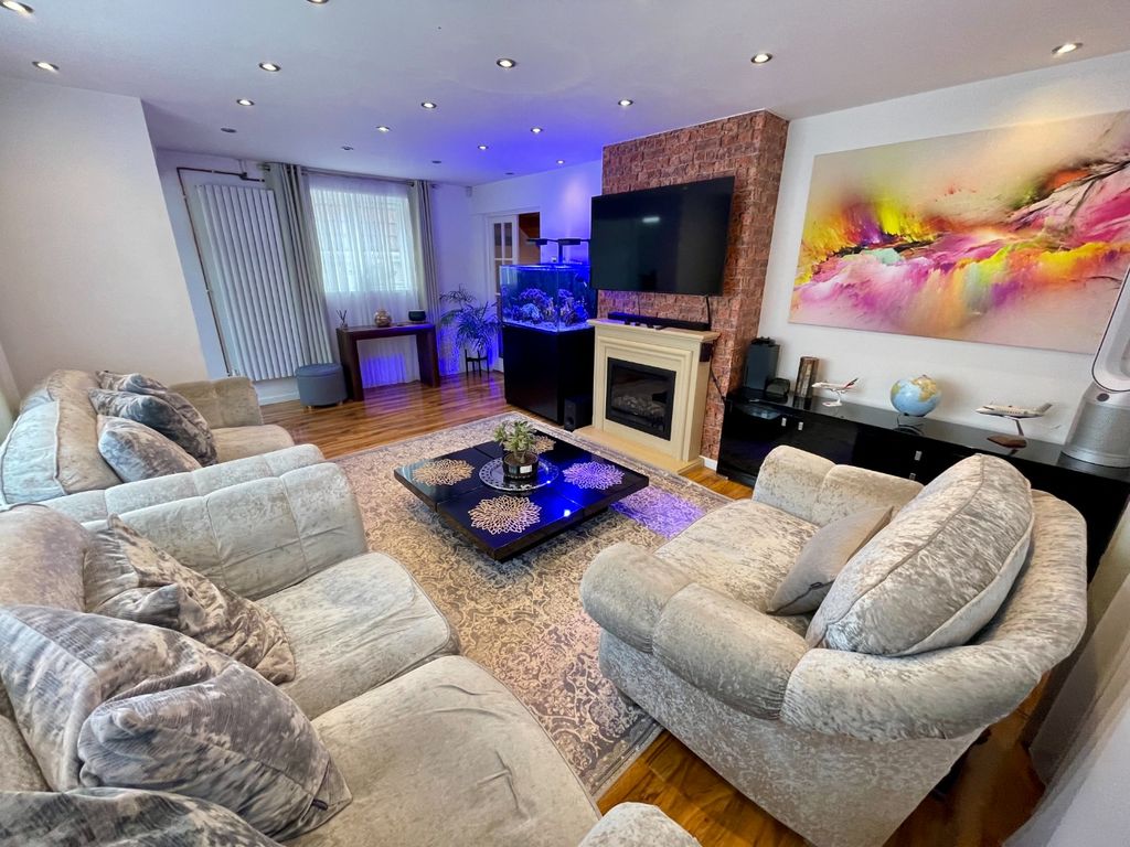 Property photo 2 of 15 4048915