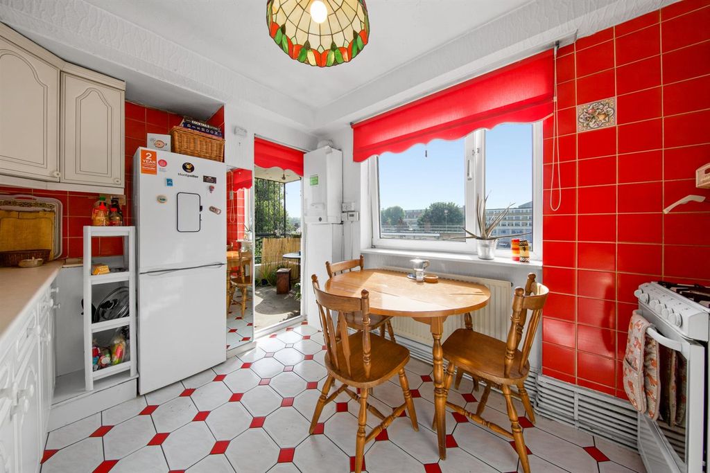 Property photo 1 of 9 Somerford Grove, N16