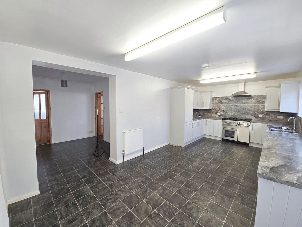 Property photo 3 of 11 Photo 7