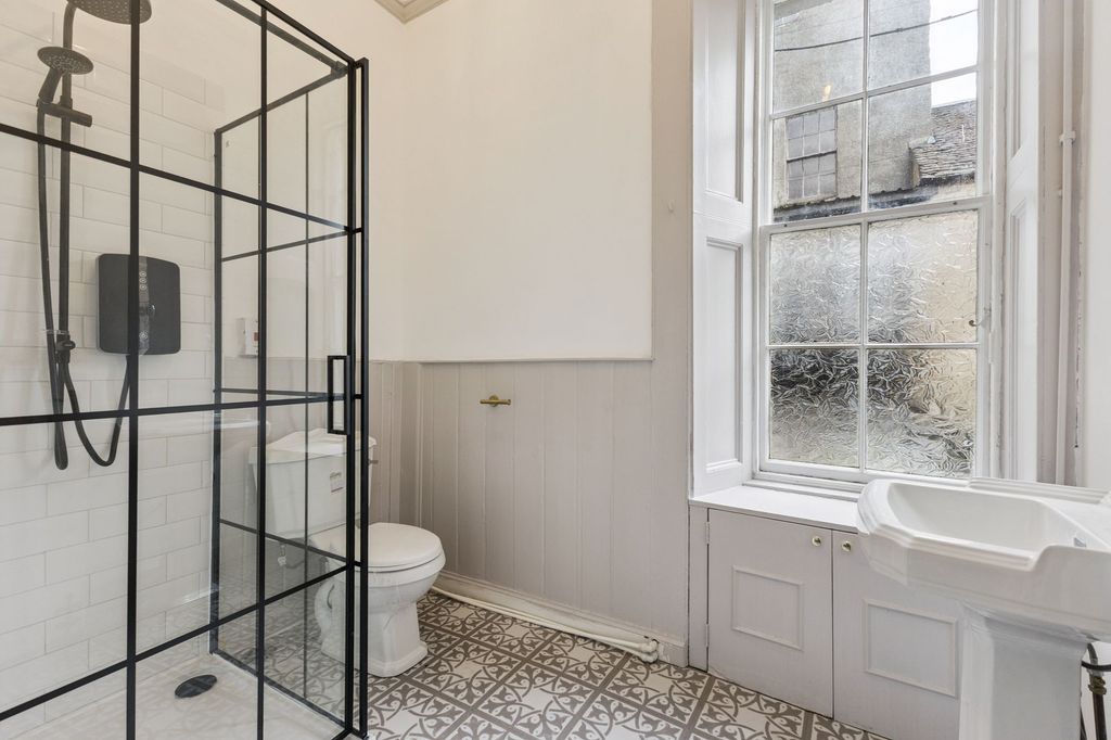 Property photo 2 of 33