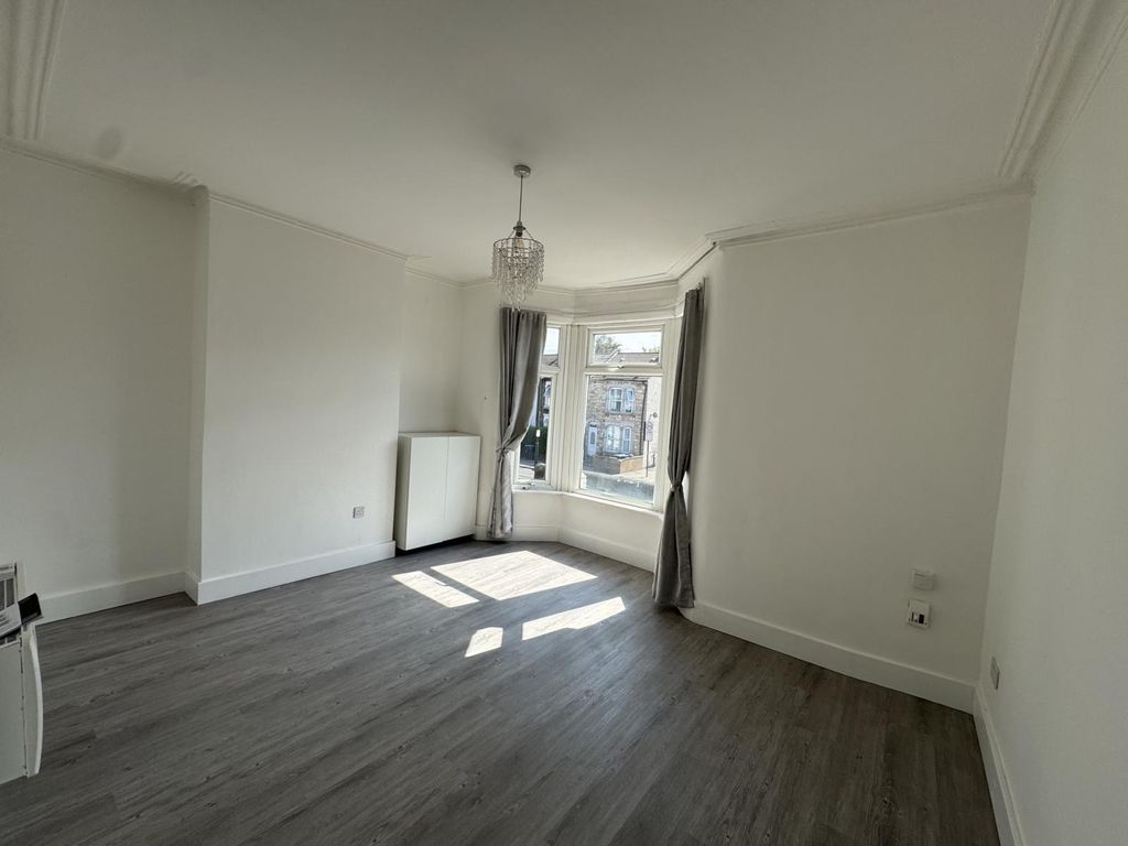 Property photo 1 of 6 Newly Refurbished Large 1 Bedroom Flat