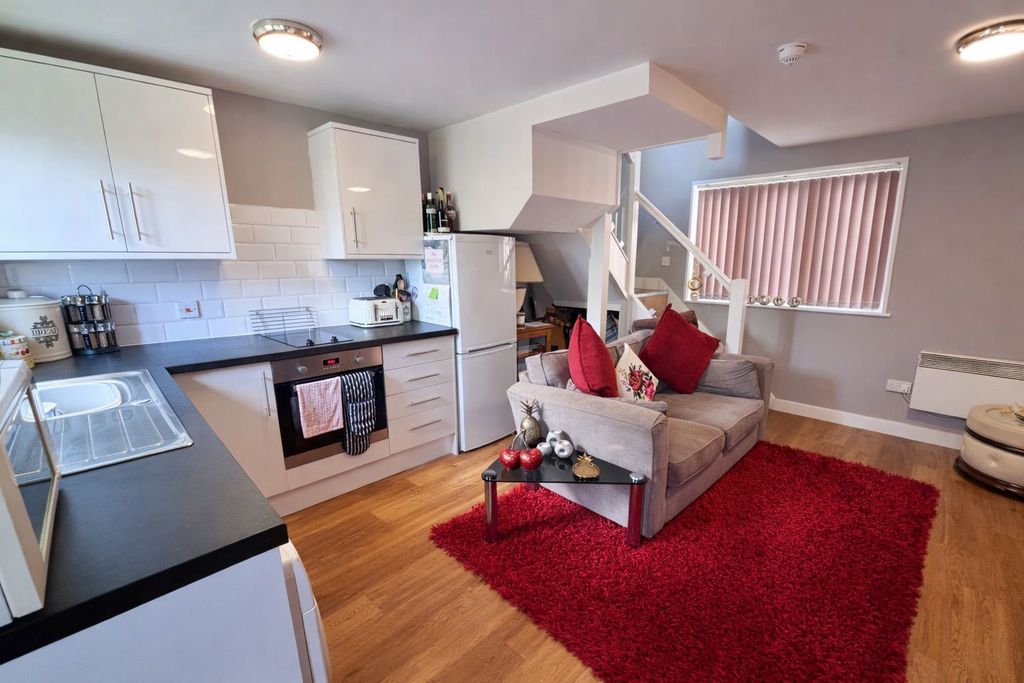 Property photo 3 of 8 Photo 6