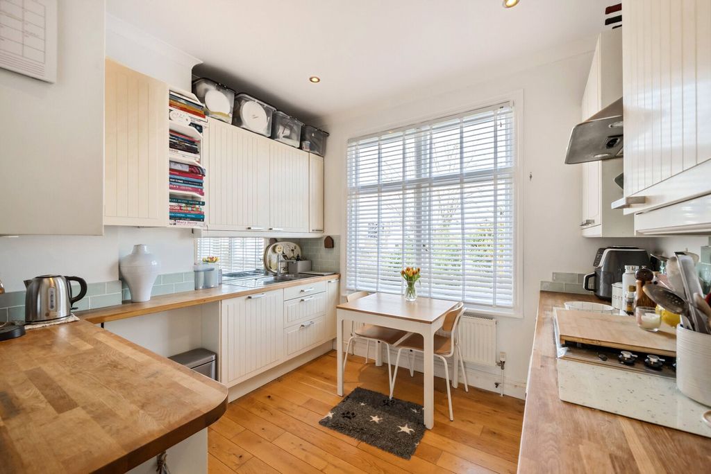 Property photo 2 of 11 Kitchen
