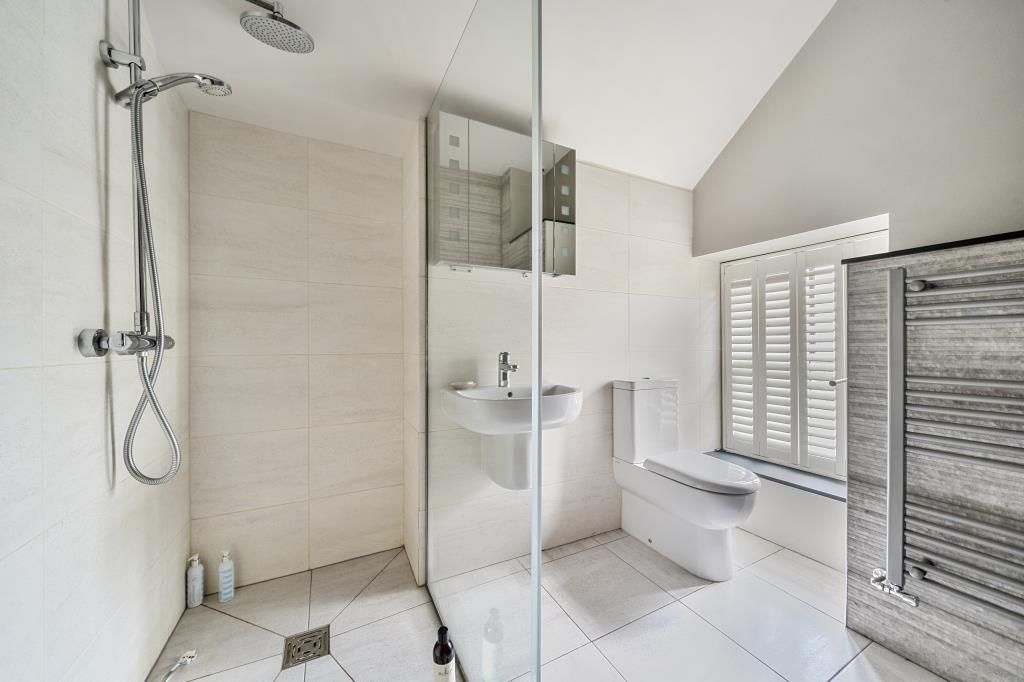 Property photo 3 of 19 Bathroom