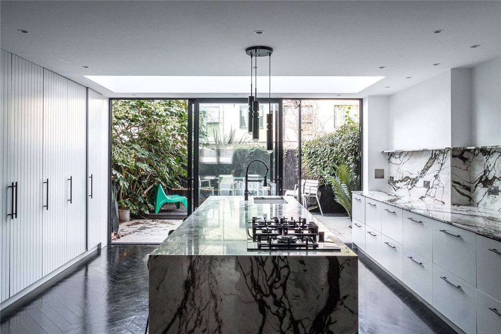 Property photo 2 of 34 Picture No. 14