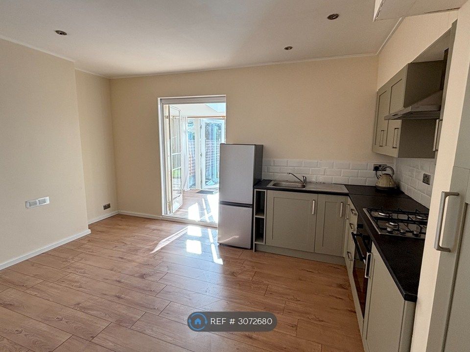 Property photo 3 of 8 Kitchen
