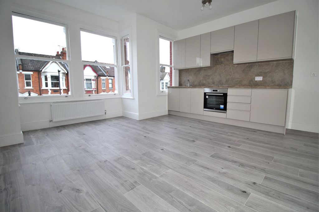 Property photo 1 of 9 Kitchen/Reception
