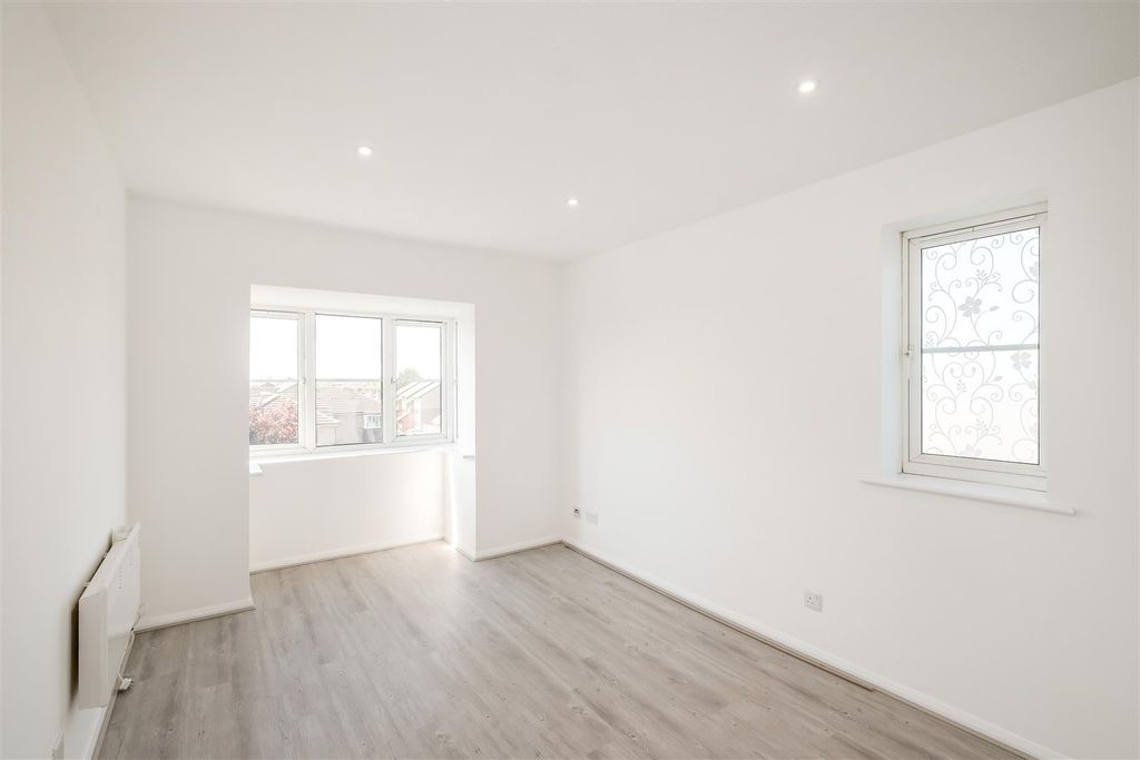 Property photo 2 of 14 52 Thurlow Close-1.Jpg