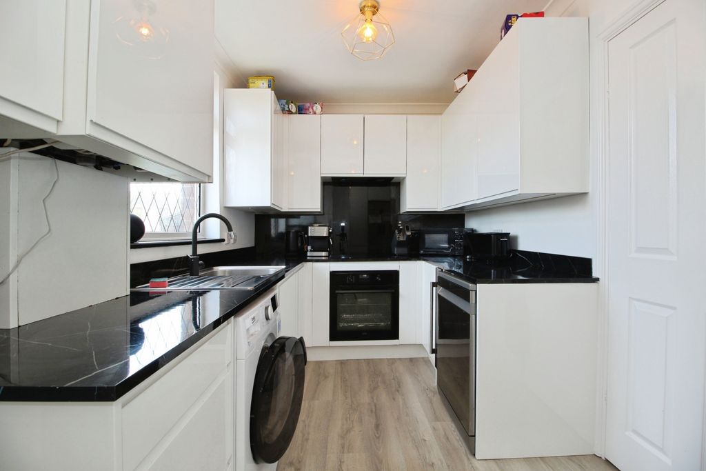 Property photo 3 of 15 Kitchen/Dining Room