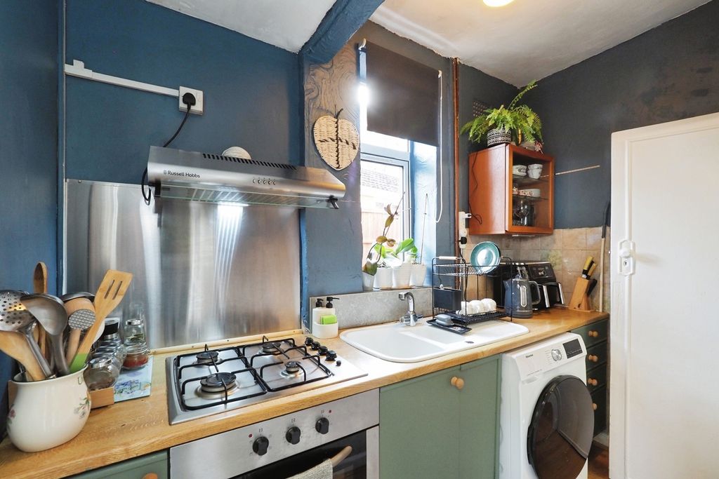 Property photo 3 of 17 Kitchen
