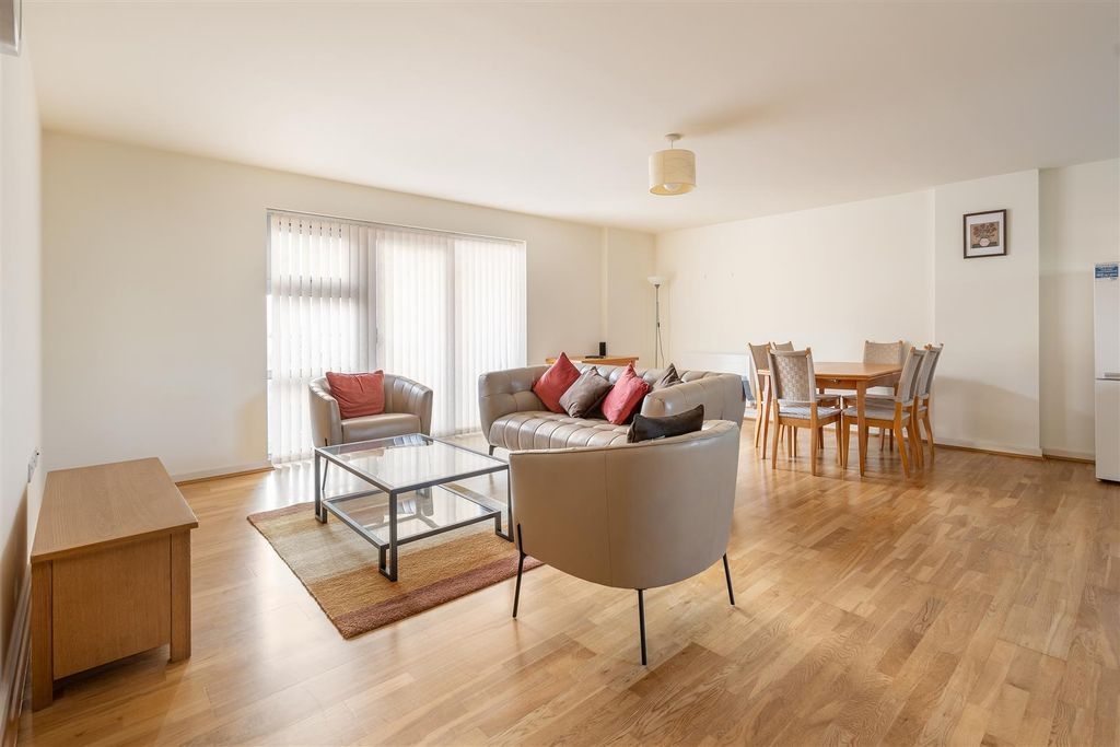 Property photo 2 of 24 Queen Mary Avenue, E18