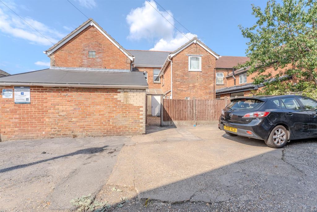Property photo 2 of 8 Leigh Road 270-2.Jpg
