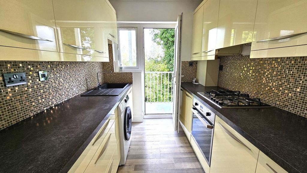 Property photo 2 of 11 5433702