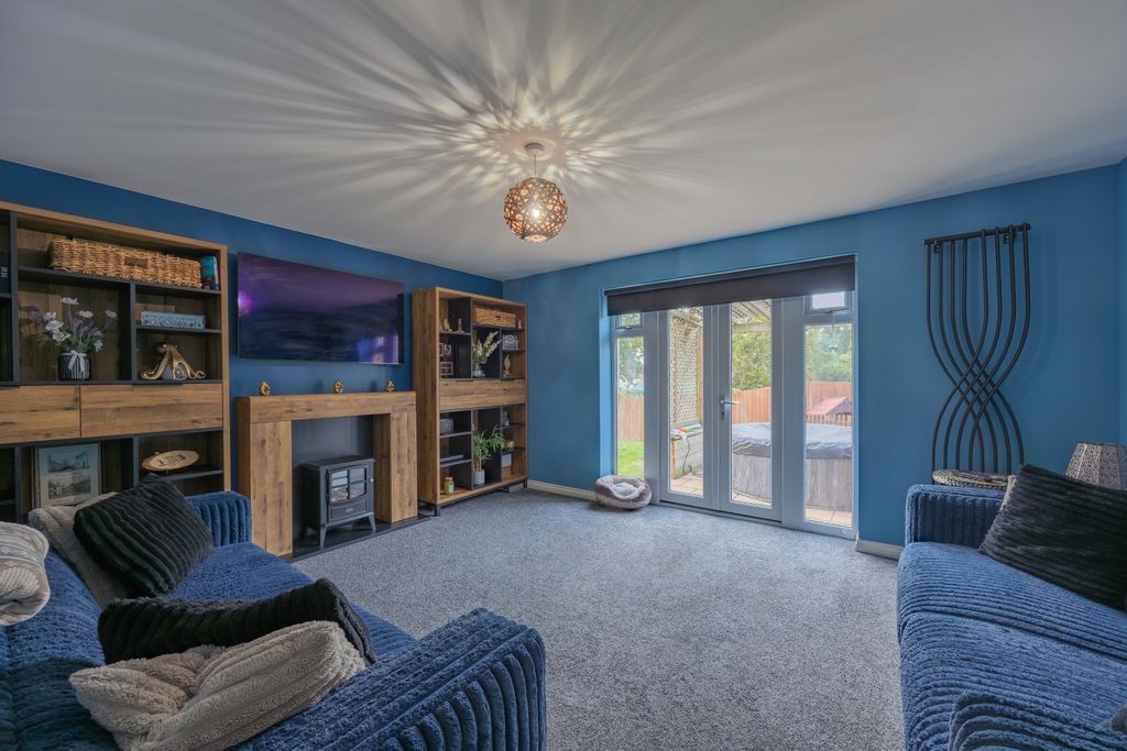 Property photo 2 of 17 Ewemove Taunton 78 Dragon Rise (11)
