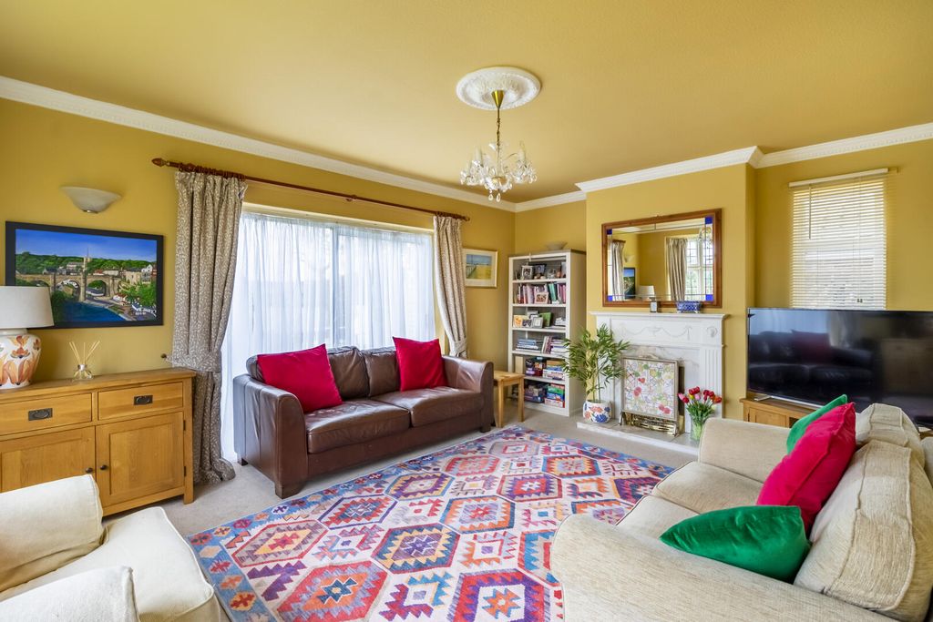 Property photo 2 of 33 Living Room